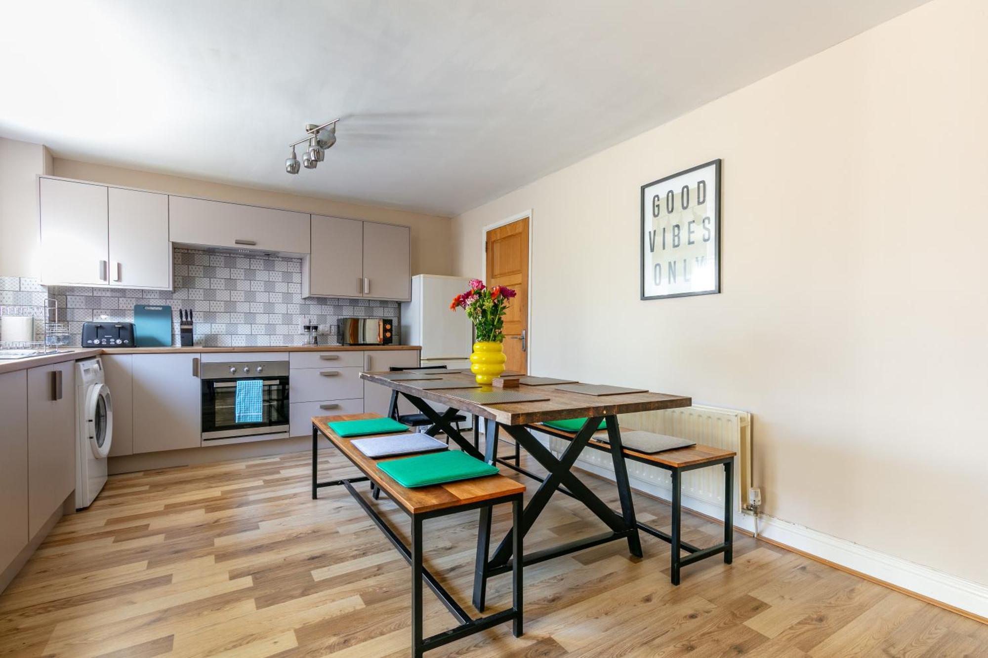 Welcome To Belfast: Your Gateway To Unforgettable Memories! Spacious 3 Bedroom, Family Home. Belfast